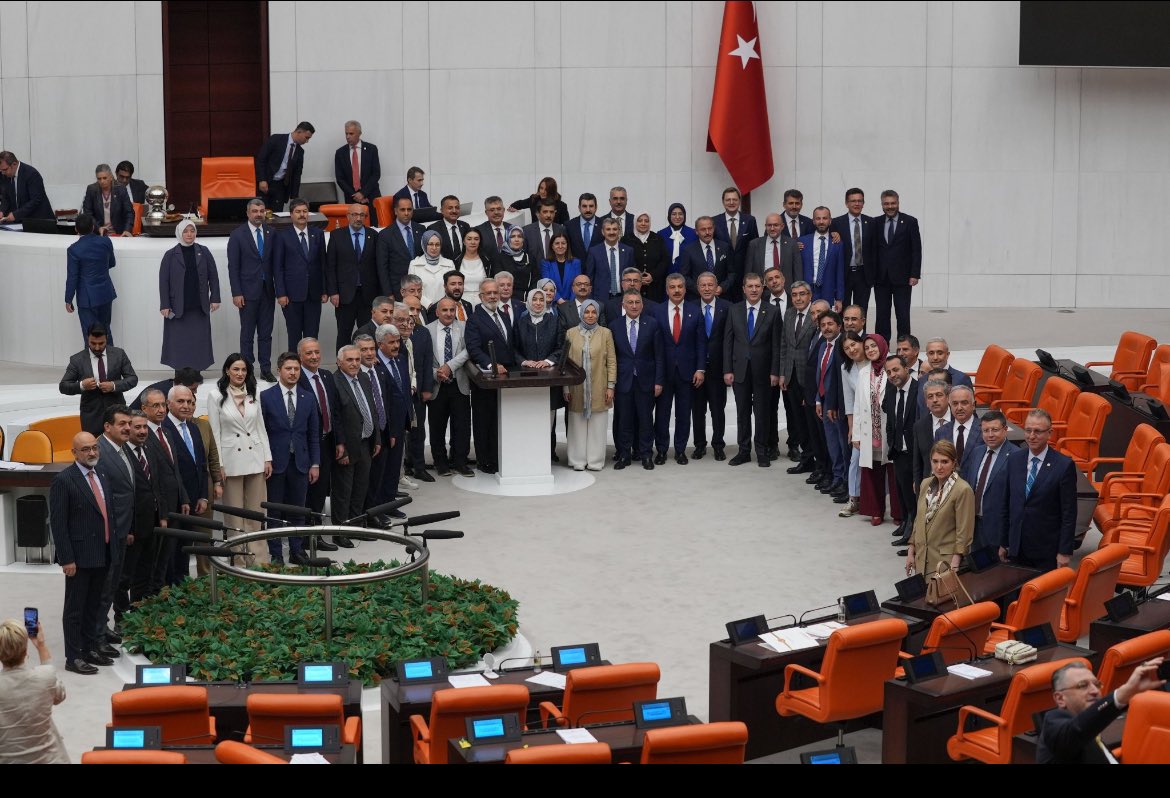 mericonb's tweet photo. #AltındağdaKatliamVar gurur duyulacak bi iş yapmış gibi fotoğraf çektiren bu ‘şeyler’, öldürülen her köpeğin acısının bin katını yaşasın ve ölemesinler. https://t.co/4dBMpXfh4m