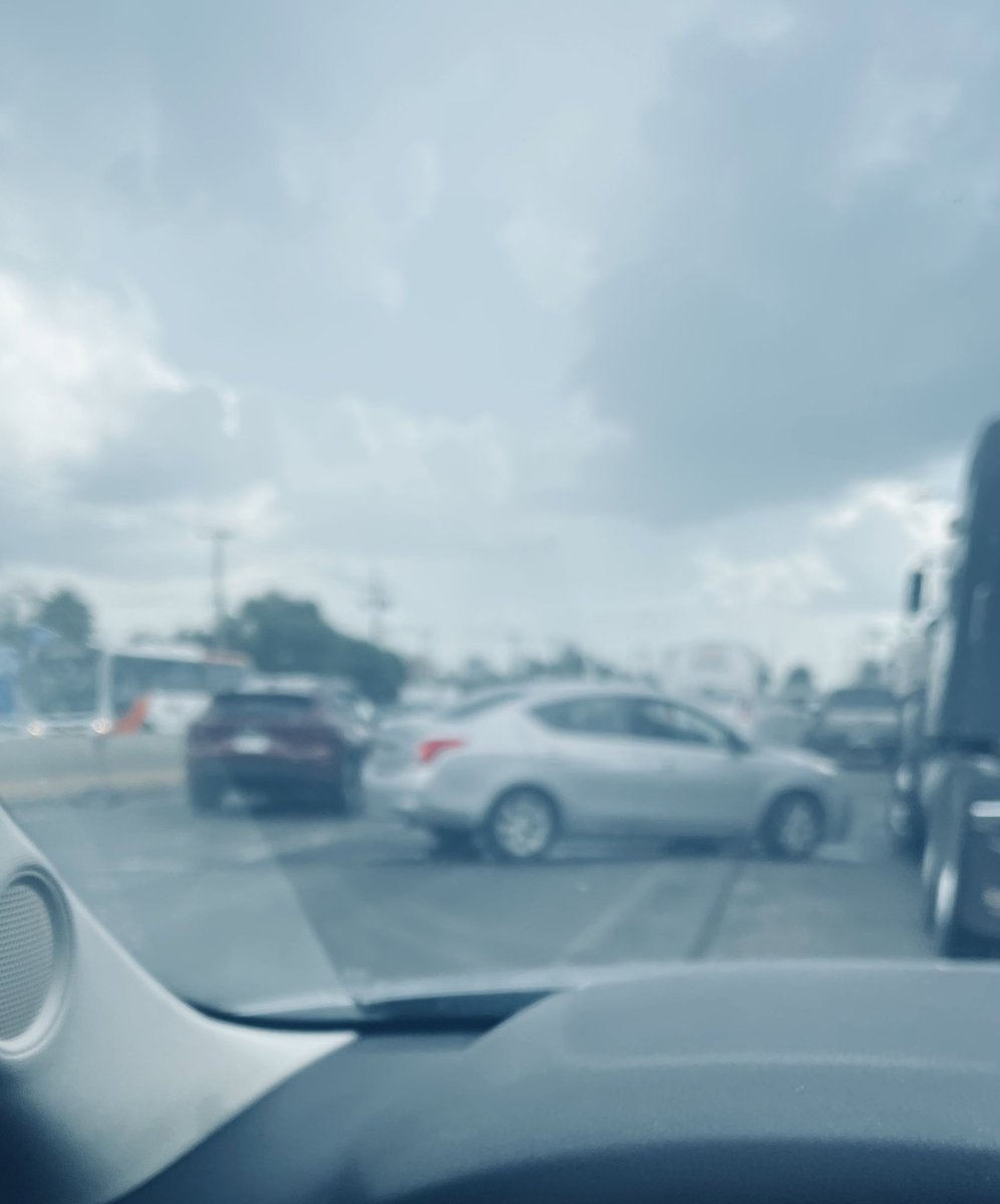 ruamcue's tweet photo. @Trafico_ZMG choque en carretera a Nogales a la altura de la venta del astillero en dirección a PVR. https://t.co/h52KsmRxWG