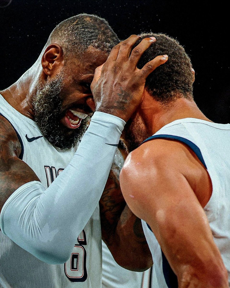 BronMuse's tweet photo. This pic is so goated 🥶👑 https://t.co/DwXtx1juab