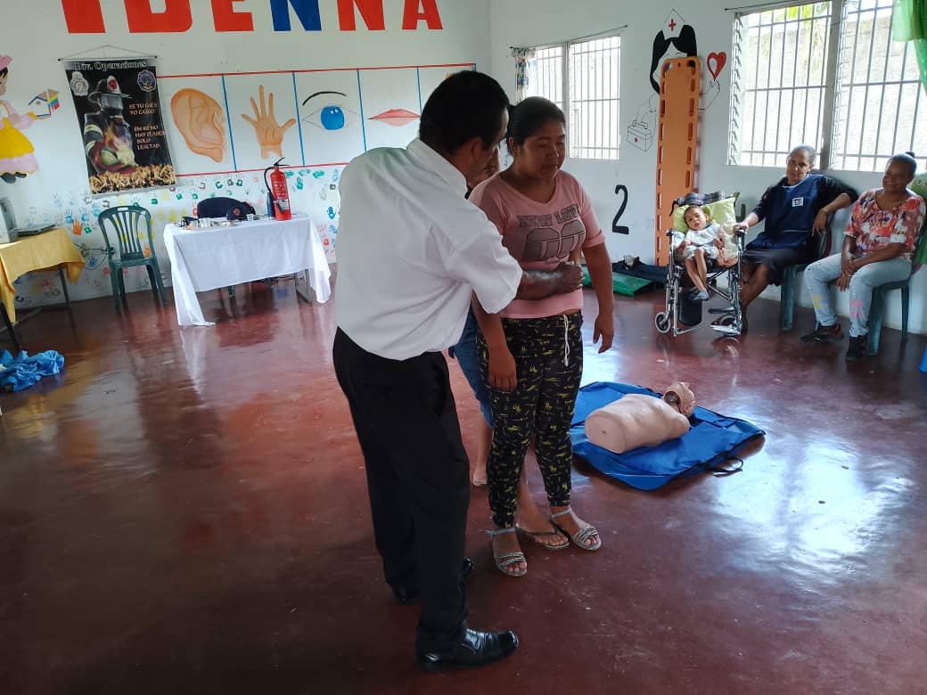 ven911delta's tweet photo. ¡FORMANDO Y CONCIENTIZANDO!

El Ven 9-1-1 Delta Amacuro lleva a cabo un Curso de Primeros Auxilios🩺 en  la Sede de IDENNA de la ciudad de Tucupita.

#PuebloSonrienteYEnPaz 

@nicolasmaduro
@lizetadelta @remigioceballos @Oficial_VEN911 
@dicurualberth @prensagobdelta https://t.co/4pttkccha8