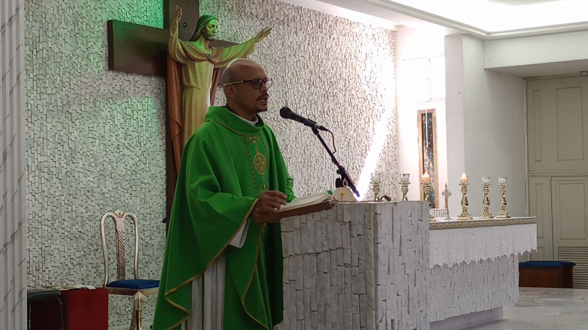 CARLOSMANLEAL's tweet photo. #8Ago | Desde la Iglesia Santa Lucía, acompañamos la misa de acción de gracias por la unión de la familia Mosquera.

Bienvenido a casa, Alcalde, sigamos trabajando de la mano arduamente en pro de los Ciudadanos.
#CiudadOjeda
#Lagunillas
#GestionyCompromiso https://t.co/YMkiNMKUZM