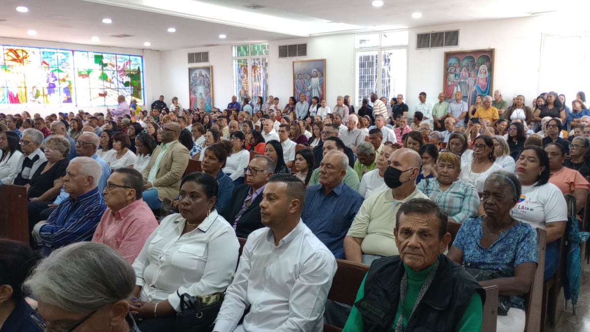 CARLOSMANLEAL's tweet photo. #8Ago | Desde la Iglesia Santa Lucía, acompañamos la misa de acción de gracias por la unión de la familia Mosquera.

Bienvenido a casa, Alcalde, sigamos trabajando de la mano arduamente en pro de los Ciudadanos.
#CiudadOjeda
#Lagunillas
#GestionyCompromiso https://t.co/YMkiNMKUZM