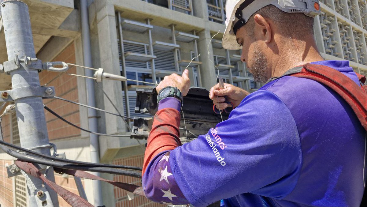 #8Ago Personal de Cantv en La Guaira, realiza la sustitución y reconstrucción de empalmes en cables afectados en el sector Corapal, parroquia Caraballeda, a fin de restablecer los servicios de telefonía fija e Internet a más de 80 familias de la zona, acciones de la Empresa que