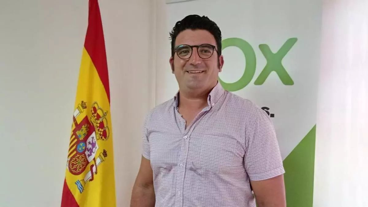 JuanmiGG_News's tweet photo. ESCLAVISMO: Temporeros sufren jornadas de 17 horas, hacinamiento y condiciones infrahumanas en Terracor. Toni Gili, secretario general del partido fascista Vox en Baleares, es uno de los socios de Terracor. Sus trabajadores viven en casas prefabricadas / campamentos precarios.