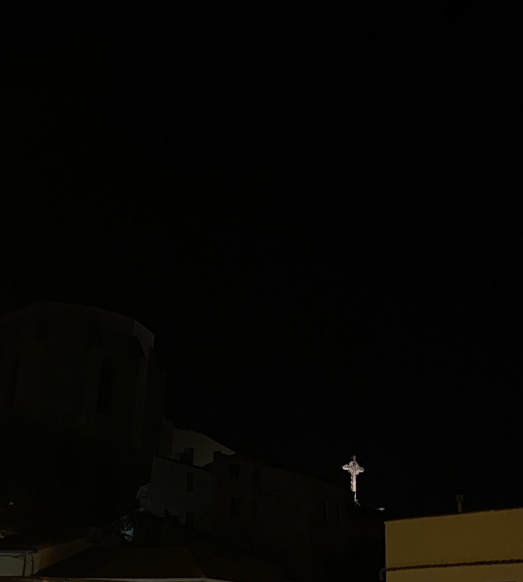 Nt_PL_'s tweet photo. J’ai directement pensé à Jean 8:12 en voyant cette croix illuminée en pleine nuit

«Jésus leur parla de nouveau, disant: "Je suis la lumière du monde. Celui qui me suit ne marchera pas dans les ténèbres, mais il aura la lumière de la vie."»
Jean 8:12 https://t.co/mAPBgSocrr