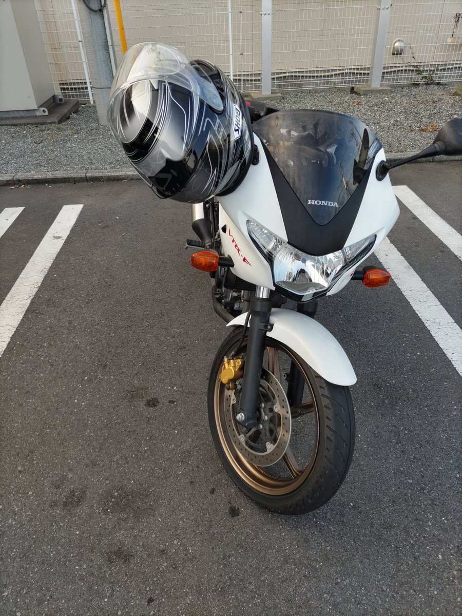 朝活してきて帰ってきたら、お散歩してたおじちゃんに声かけられて、

「ねーちゃんのバイク？VTRだろ？良いバイクなんだから大事にするんだよ」

って言われました🫠

最近乗れてなくてゴメンネ😓🙏
オイル交換にも行きたいけど、気温が高くて…