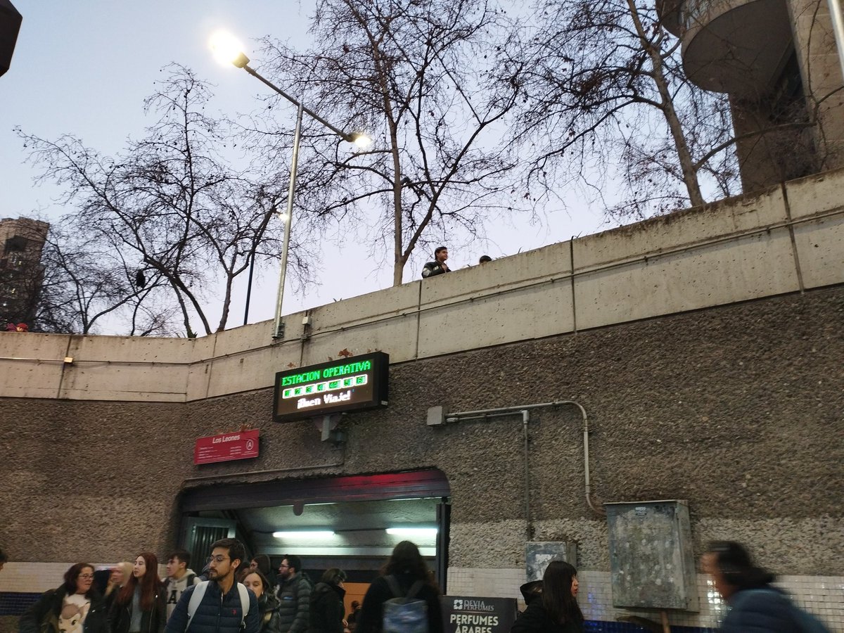 tcastillo_silva's tweet photo. @metrodesantiago Entonces cambienlo en la pantalla https://t.co/pMmPp01gkt