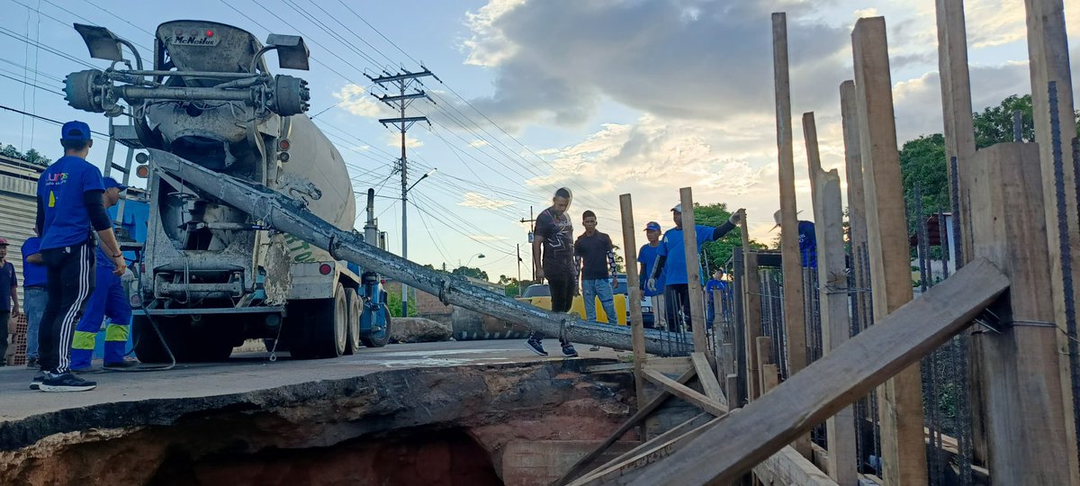 Sergio Hernandez (@comandosergioh) on Twitter photo Hoy nuestros equipos de <a href="/cbodinfra/">Cboinfraestructura</a> continuando con el 1x10 del buen gobierno <a href="/NicolasMaduro/">Nicolás Maduro</a> realizan el vaciado de concreto armado para construir el muro de contención en el puente de Los Coquitos y corregir la falla de borde #PuebloSonrienteYEnPaz 🇻🇪 Hoy nuestros equipos de <a href="/cbodinfra/">Cboinfraestructura</a> continuando con el 1x10 del buen gobierno <a href="/NicolasMaduro/">Nicolás Maduro</a> realizan el vaciado de concreto armado para construir el muro de contención en el puente de Los Coquitos y corregir la falla de borde #PuebloSonrienteYEnPaz 🇻🇪