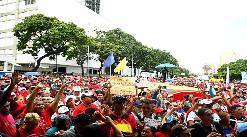 VTVcanal8's tweet photo. Comunas y movimientos sociales marchan en apoyo al presidente Maduro

#PuebloSonrienteYEnPaz

https://t.co/I1wxLMPmXq https://t.co/kJkIGwafZO