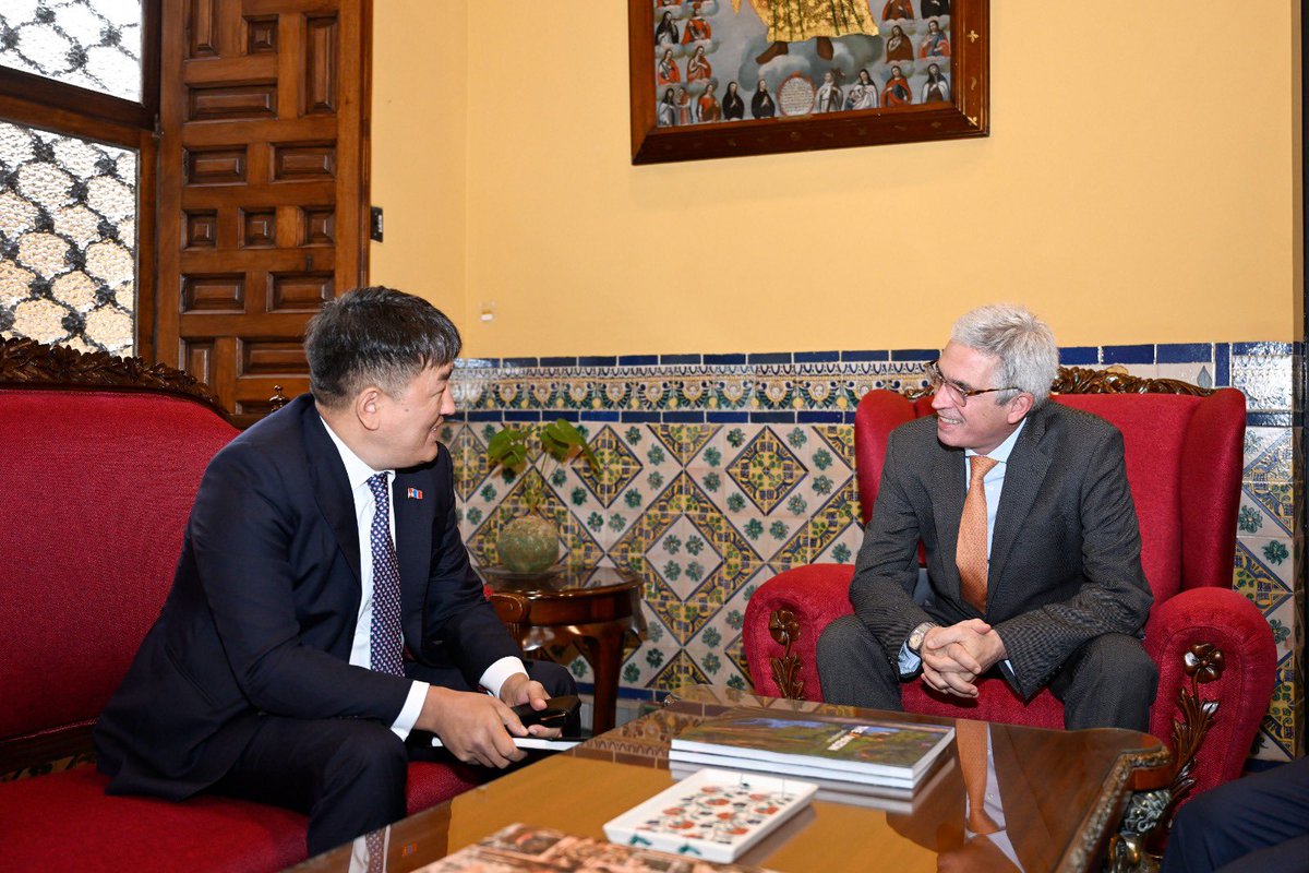 El viceministro de Relaciones Exteriores y el embajador <a href="/ZoljargalS/">Zoljargal Seseer</a> 🇲🇳 dialogaron sobre el gran potencial para las inversiones, intercambio de experiencias en políticas públicas mineras e información en el mercado de los metales.