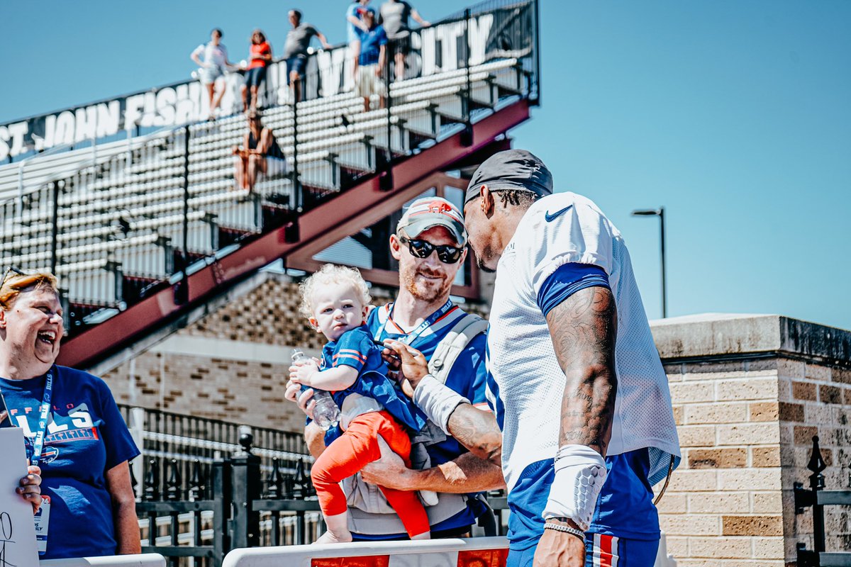 brzoprod's tweet photo. @keoncoleman6 enjoying time with fans after the #bills training camp https://t.co/2Tud00Jsl5