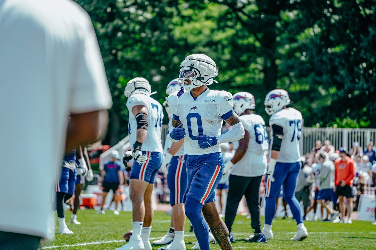 brzoprod's tweet photo. @keoncoleman6 enjoying time with fans after the #bills training camp https://t.co/2Tud00Jsl5