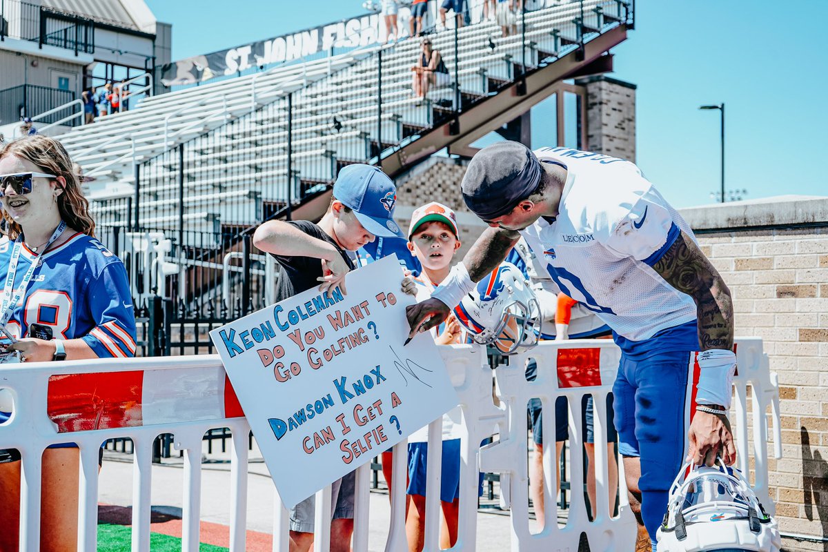 brzoprod's tweet photo. @keoncoleman6 enjoying time with fans after the #bills training camp https://t.co/2Tud00Jsl5