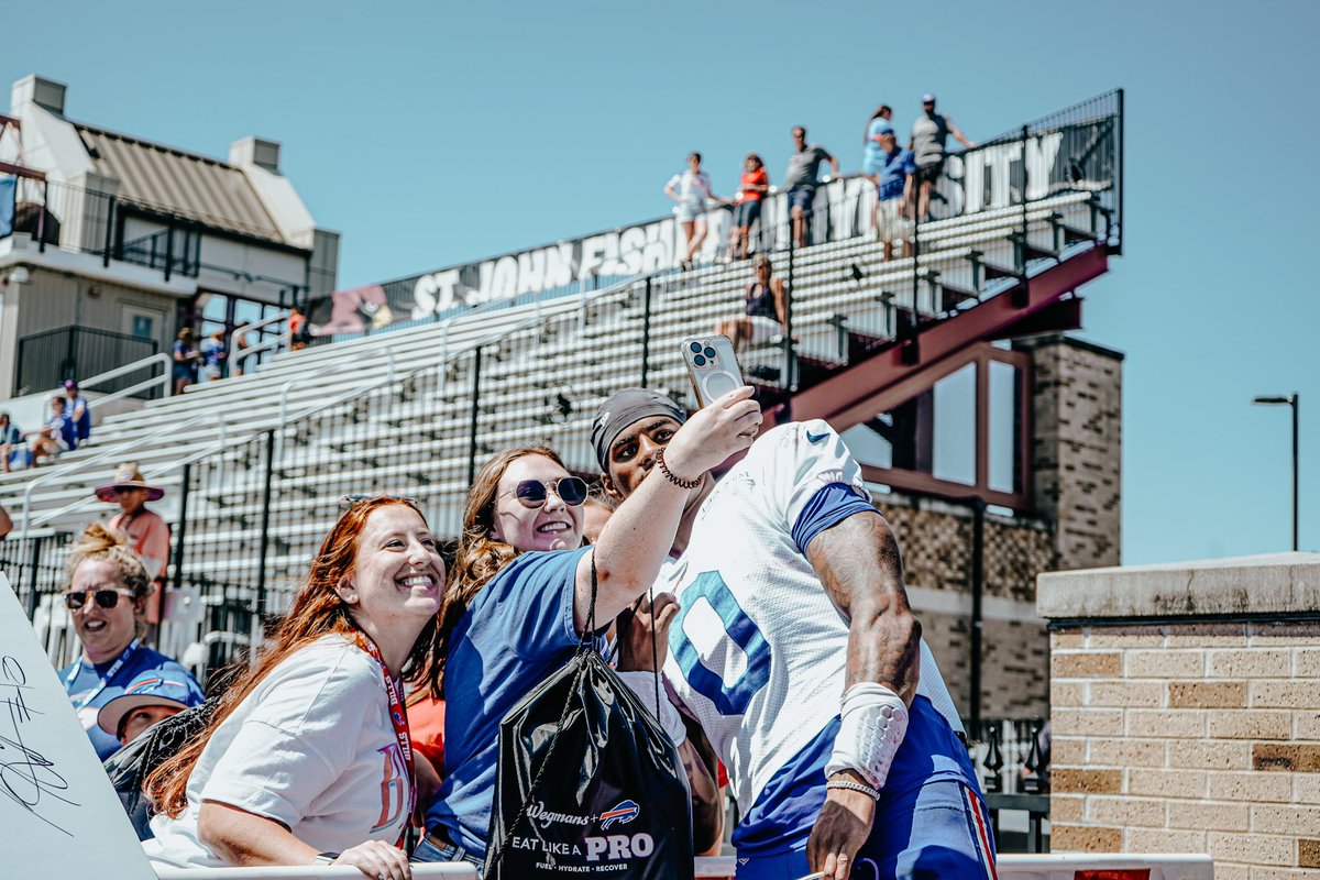 brzoprod's tweet photo. @keoncoleman6 enjoying time with fans after the #bills training camp https://t.co/2Tud00Jsl5