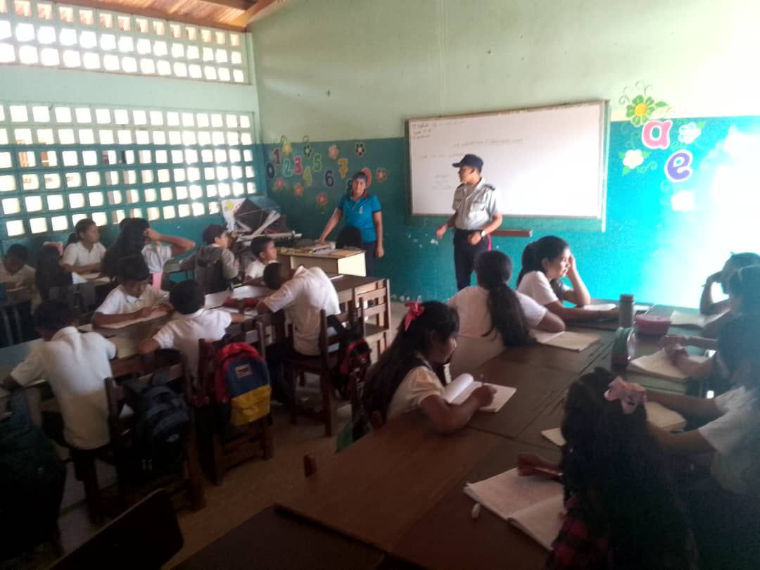 En el municipio Guajira, oficiales del Servicio de Policía Comunal del Centro de Coordinación Policial Municipio Indígena Guajira, realizaron  recorrido por los centros educativos, para abordar temas de prevención para la vida.