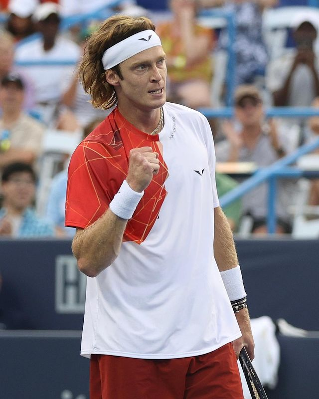 RUBLO MOVES ON !

[5] Andrey Rublev 🇷🇺 defeats Tomas Etcheverry 🇦🇷 7-6, 6-2 and moves to the next round in Montreal 🇨🇦.

He will face [Q] Brandon Nakashima 🇺🇸.

#ATP1000 | #OBN24