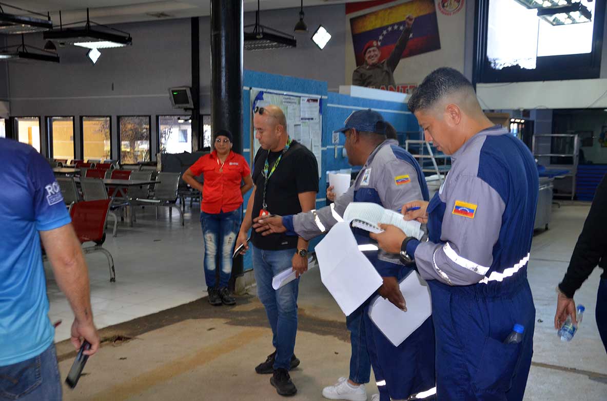 PDVSA_RORIENTE's tweet photo. 🇻🇪 Sub Gerente General de Refinación Oriente, César Porras, inspeccionó los trabajos de adecuación y equipamiento que realiza la gerencia Logística en el comedor de la Refinería Puerto La Cruz.

@NicolasMaduro 
@PDVSA 
@TellecheaRuiz https://t.co/2LMpMENJJO