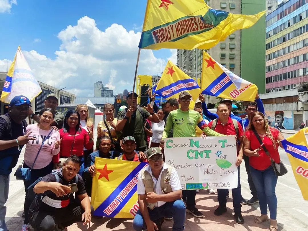 IntiCojedes1's tweet image. Campesinos, campesinas, pescadores, productores y agrourbanos se movilizan en la Gran marcha en Caracas para defender la paz y la victoria de nuestro presidente @NicolasMaduro

#PuebloSonrienteYEnPaz

@INTi_Venezuela @wcastroPSUV @davidjhg @YulimarEBarrios @aliflores24