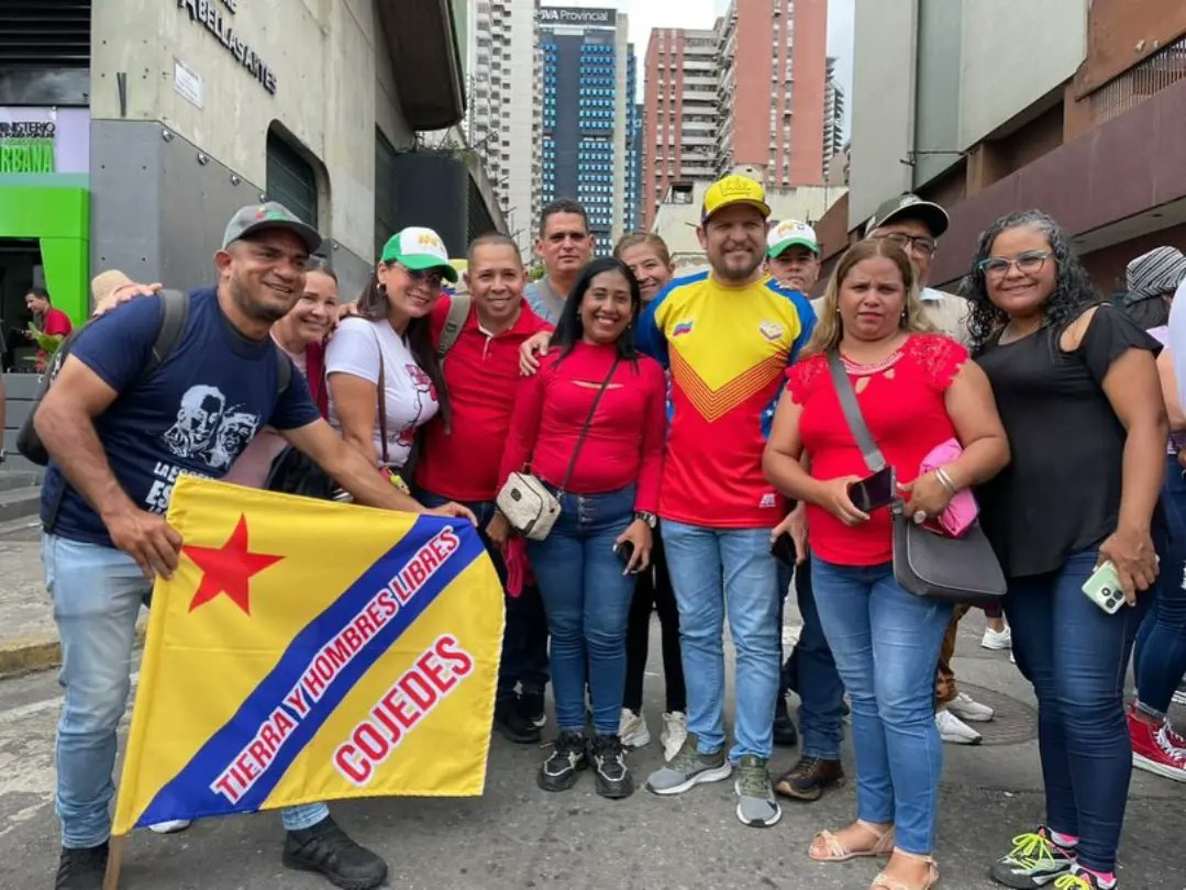IntiCojedes1's tweet image. Campesinos, campesinas, pescadores, productores y agrourbanos se movilizan en la Gran marcha en Caracas para defender la paz y la victoria de nuestro presidente @NicolasMaduro

#PuebloSonrienteYEnPaz

@INTi_Venezuela @wcastroPSUV @davidjhg @YulimarEBarrios @aliflores24