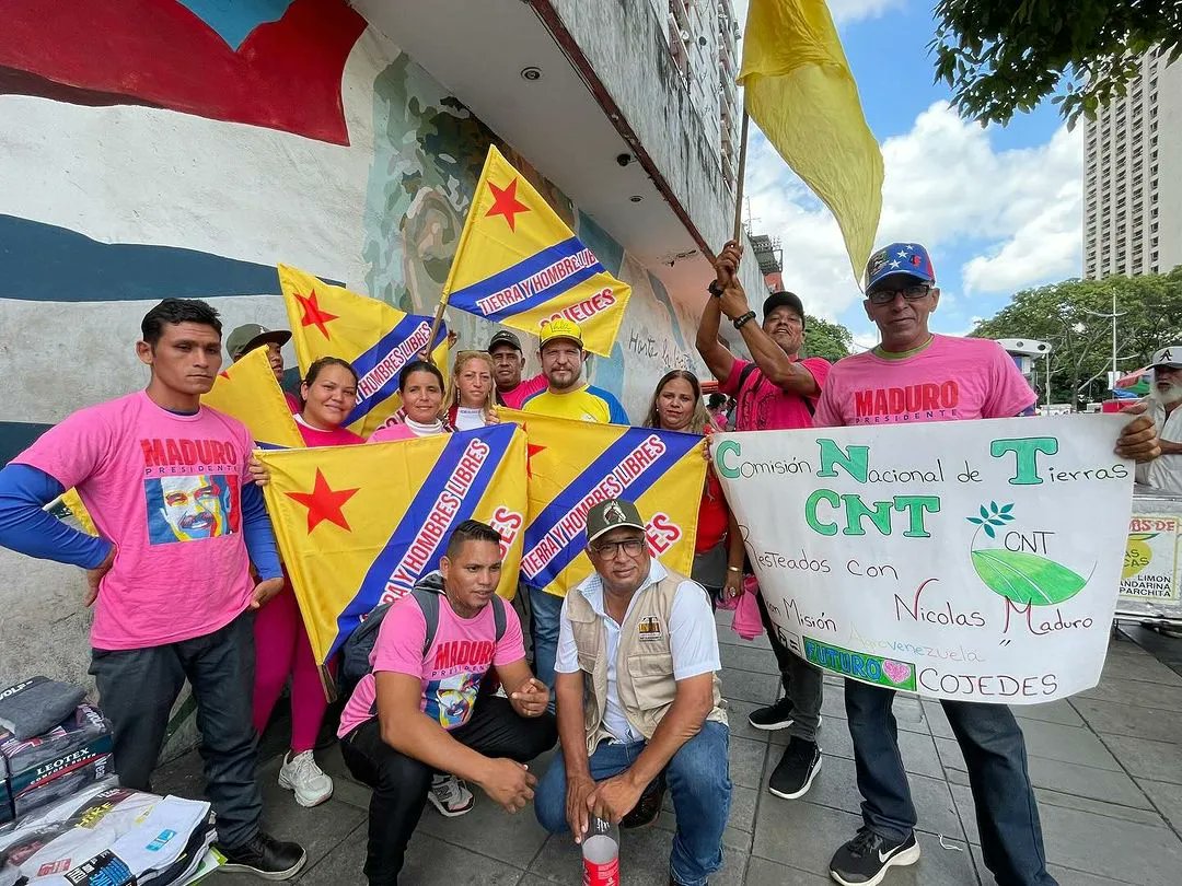 IntiCojedes1's tweet image. Campesinos, campesinas, pescadores, productores y agrourbanos se movilizan en la Gran marcha en Caracas para defender la paz y la victoria de nuestro presidente @NicolasMaduro

#PuebloSonrienteYEnPaz

@INTi_Venezuela @wcastroPSUV @davidjhg @YulimarEBarrios @aliflores24