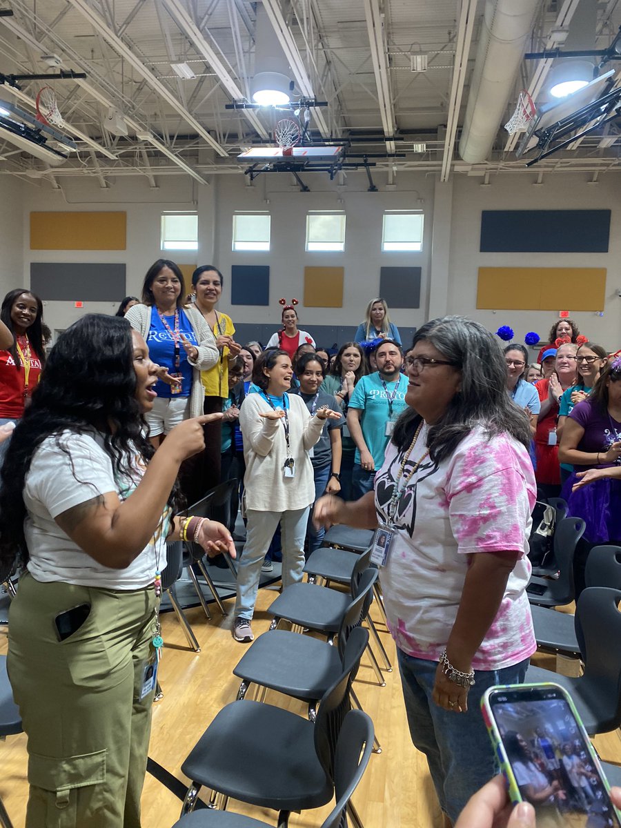 arnetta_adair's tweet photo. Today was an action packed🎥 day!!!
Thank you @ronclarkacademy for sharing your 🏆 WORLD CLASS 🏆 tools and techniques w/us💥 💥 💥 Thank you PMCE parents and students for joining us for popsicles 🧊 🧊 🧊
#funinthesun 🌞
#ActionBasedLearning🕺 https://t.co/bth9ZfPOb8