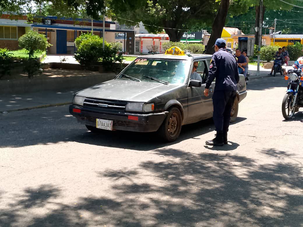 En la parroquia Libertad, municipio Machiques de Perijá, nuestros oficiales orientan a los ciudadanos en materia de seguridad y prevención vial.

Centro de Coordinación Policial Machiques