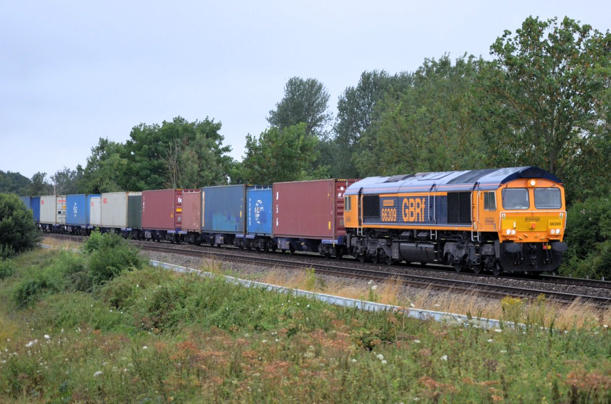 Almost a year since I hit meltdown, stopped going out to take photos, lost all motivation, stayed at work for too long, Depression hit, therapy, medication, and lovely people helped me get back to near my normal self. Some from today in the rain. Talk 🙂