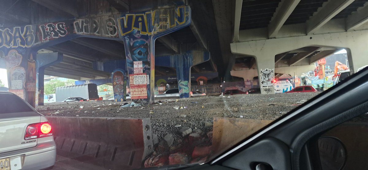 monicapaezm's tweet photo. @SectorMovilidad por favor presencia en el puente de la Av Boyacá con Calle 80. Cada día entre 6.30 https://t.co/hS9RFReDQX 8 pm hay un indigente que esta robando espejos de los carros. https://t.co/Qi7hlmDEPS