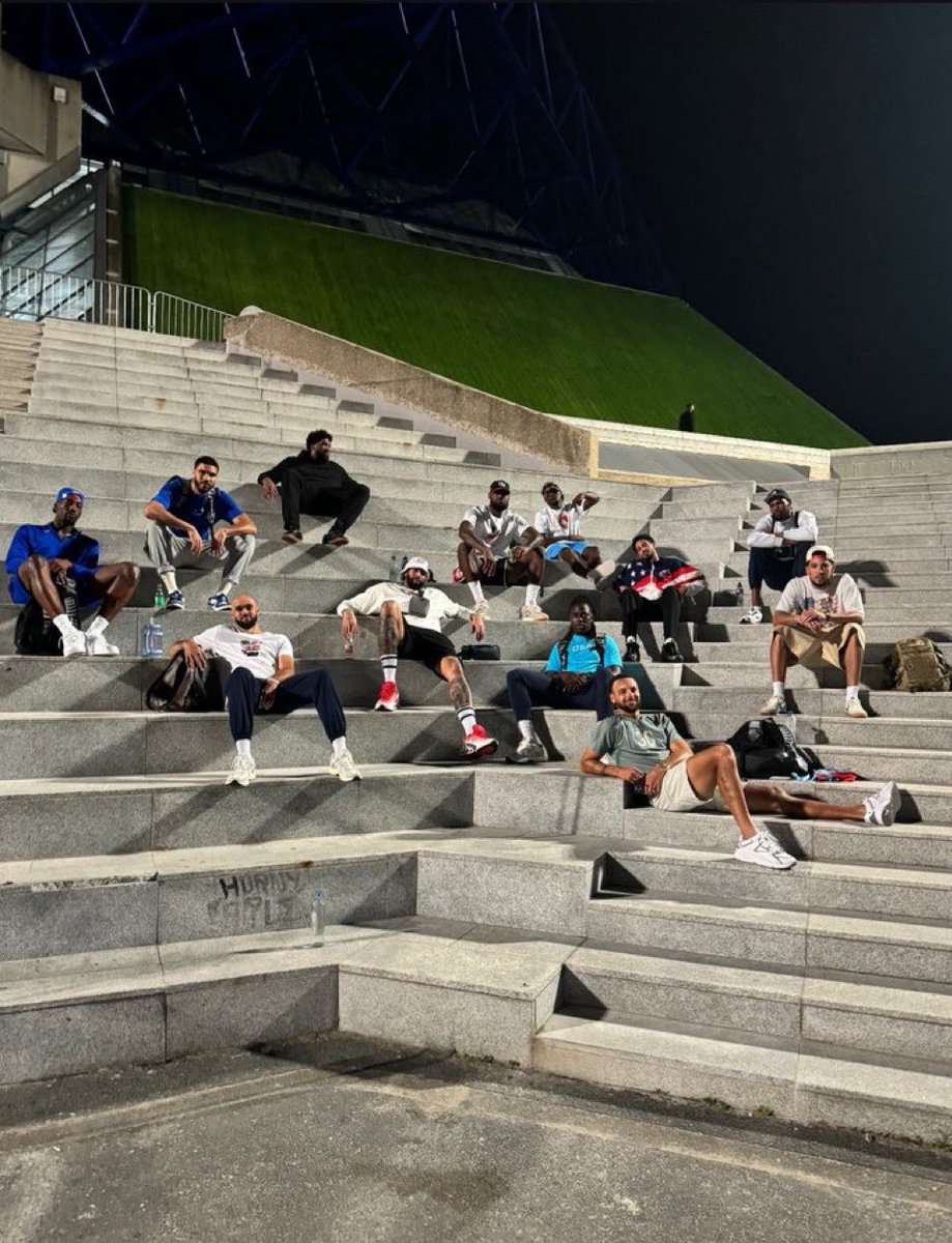 TrashTalk_fr's tweet photo. Nan par contre ces photos elles vont devenir légendaires.

Sur les marches de Bercy.

Je les verrai plus jamais pareilles. https://t.co/HfWzfinogT