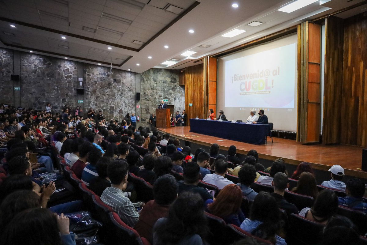 AlbCastellanos's tweet photo. Iniciamos los cursos de inducción de la primera generación del @cugdl_udg , abriendo un nuevo capítulo en la educación superior. 🎓

Agradecemos al Rector General, @rvillanueval , por su apoyo invaluable. 🌟

Estudiantes, ¡bienvenidas/os a esta nueva etapa! https://t.co/T8X9P2NANb
