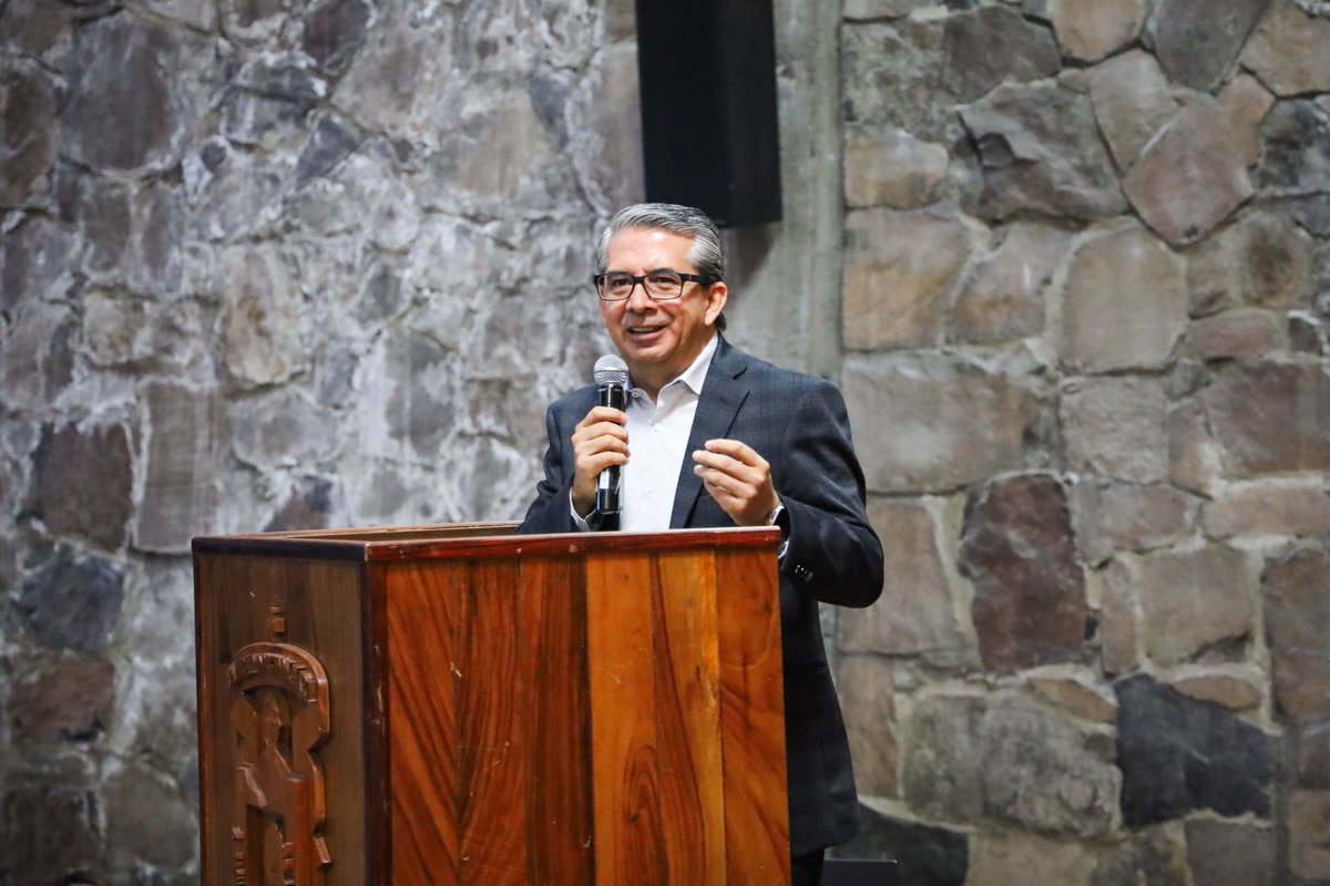 AlbCastellanos's tweet photo. Iniciamos los cursos de inducción de la primera generación del @cugdl_udg , abriendo un nuevo capítulo en la educación superior. 🎓

Agradecemos al Rector General, @rvillanueval , por su apoyo invaluable. 🌟

Estudiantes, ¡bienvenidas/os a esta nueva etapa! https://t.co/T8X9P2NANb