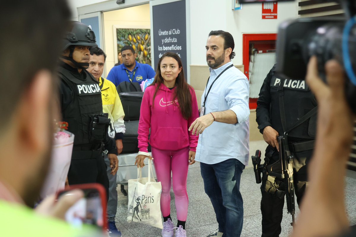 ¡La medallista olímpica Glenda Morejón llegó al país después de participar en los Juegos Olímpicos París 2024 🇫🇷 y lograr la medalla de plata 🥈en los  relevos mixtos de la marcha atlética junto a Daniel Pintado!

¡Bienvenida Glenda!👋🏻🇪🇨