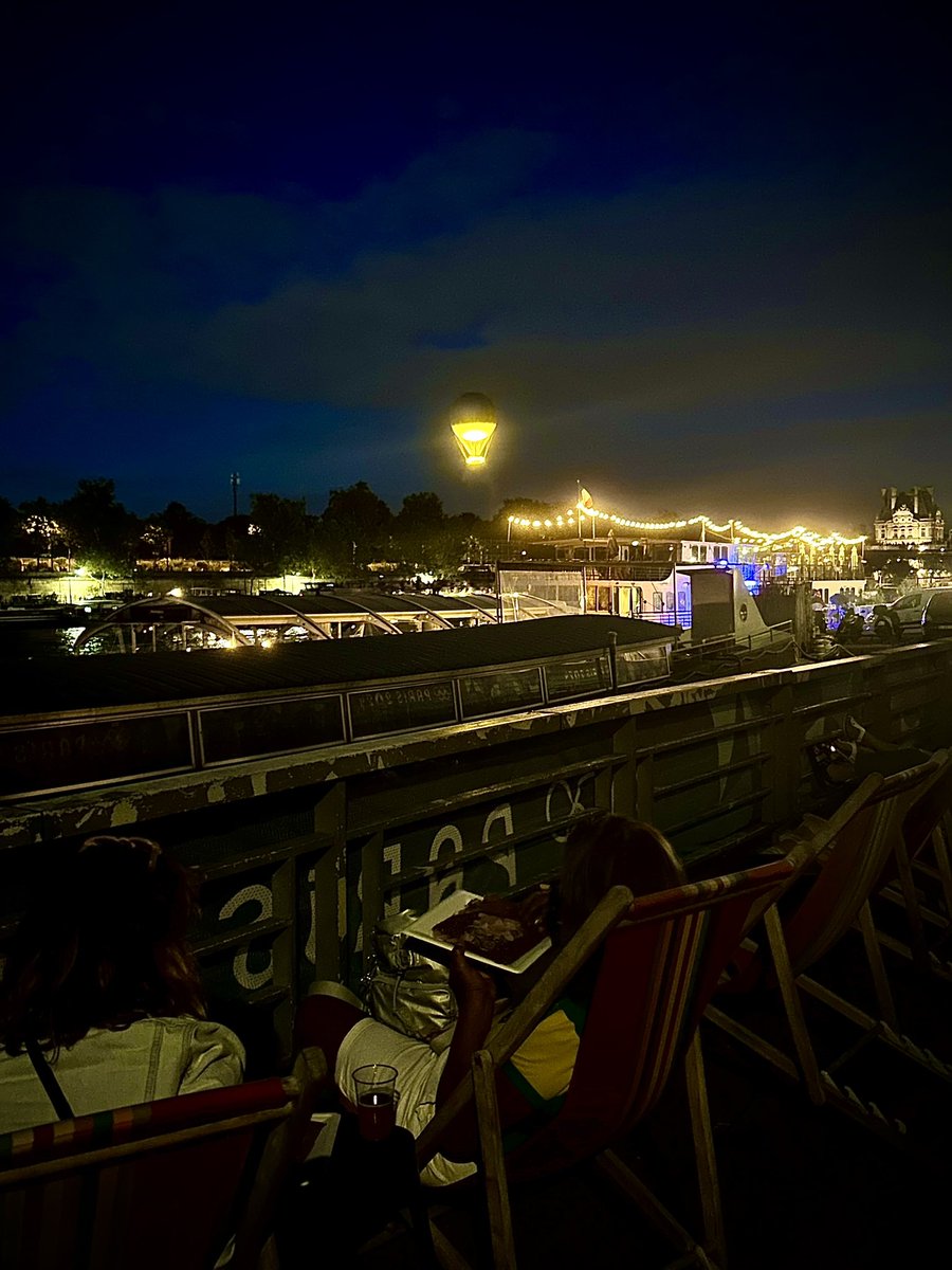Nouveau symbole,
Nouvelles habitudes,
Nouveaux selfies. 
#Paris2024 #3MoreDays