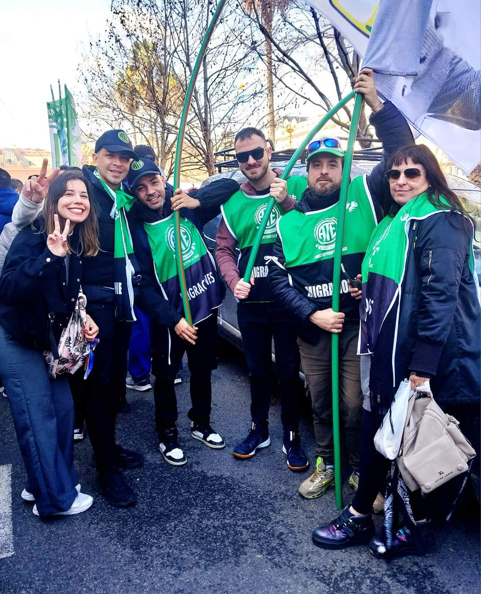 atemigraciones's tweet photo. PAZ, PAN, TIERRA, TECHO Y TRABAJO

Participamos de la multitudinaria marcha de Trabajadores contra el feroz ajuste del Gobierno Nacional. 

#JuntaInternaATEMigraciones
#Agrupación17DeOctubre
#ConstruyendoLaUnidad https://t.co/hVkIVndFyB