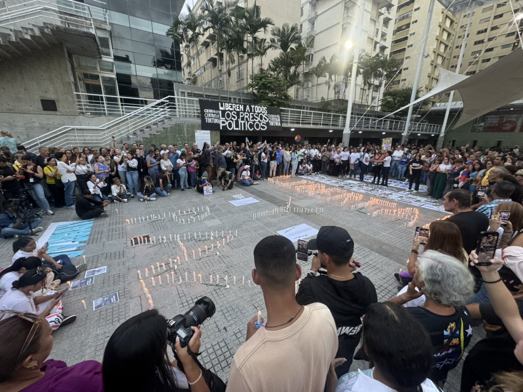 richardhblanco's tweet photo. LIBERTAD Y PAZ - Plaza Los Palos Grandes 🕊️ https://t.co/406hiXX5DL