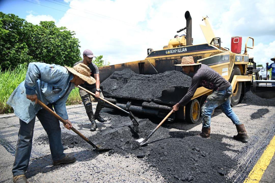 Diana_D43's tweet photo. Ciudad Bolívar: Seguimos en la Perimetral, con todas la fuerzas y el corazón para que se ponga  bien bonita, palabras del Gob. @amarcanopsuv. 

Al trabajo no le gana nadie.

Continuamos  venciendo con @NicolasMaduro

#PuebloSonrienteYEnPaz #VenezuelaEsOtra https://t.co/kDNv89UJST