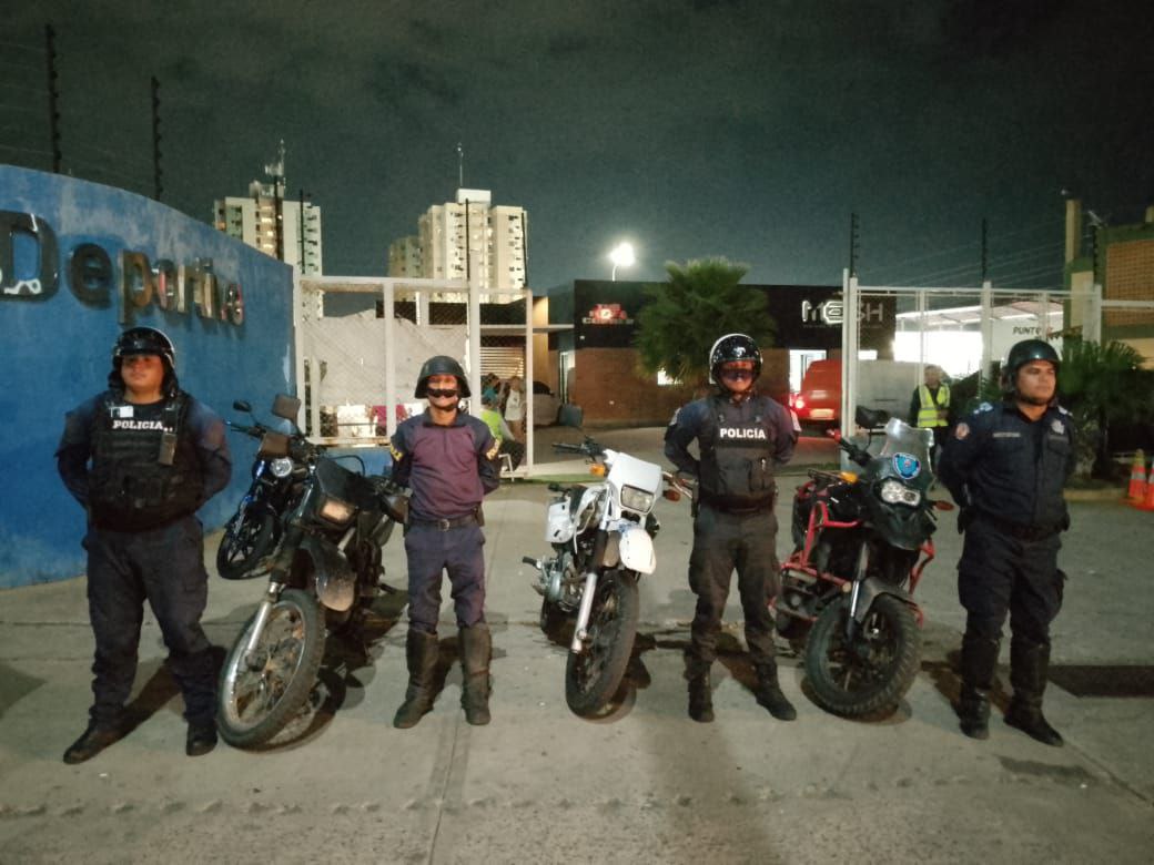 Presentes en apoyo, con la seguridad y el resguardo durante  encuentro deportivo en el Complejo Fuerzas Armadas, parroquia Juana de Ávila, municipio Maracaibo.

Centro de Coordinación Policial Maracaibo Norte