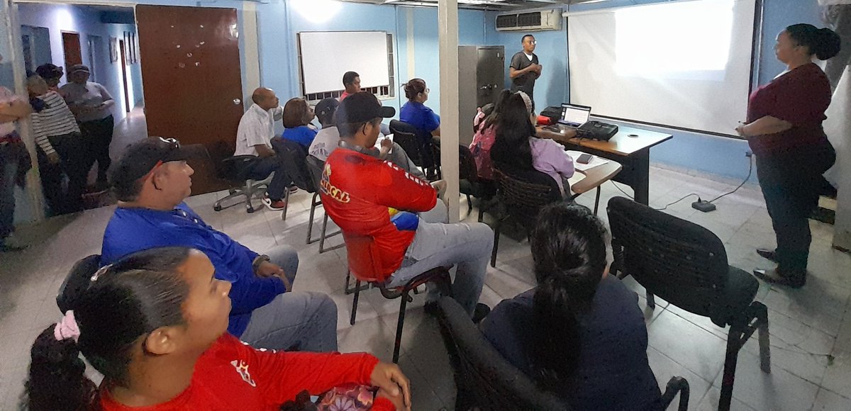 PorAmorAFalcon's tweet photo. #Falcón || Trabajadores de @MercalOficial se reúnen en conversatorio "Conciencia Misionera", donde se conversó sobre el Bicentenario de la Batalla de Junín, en la que los patriotas se enfrentaron a los realistas, sellando la victoria.
#PuebloSonrienteYEnPaz https://t.co/b8crSahpaI