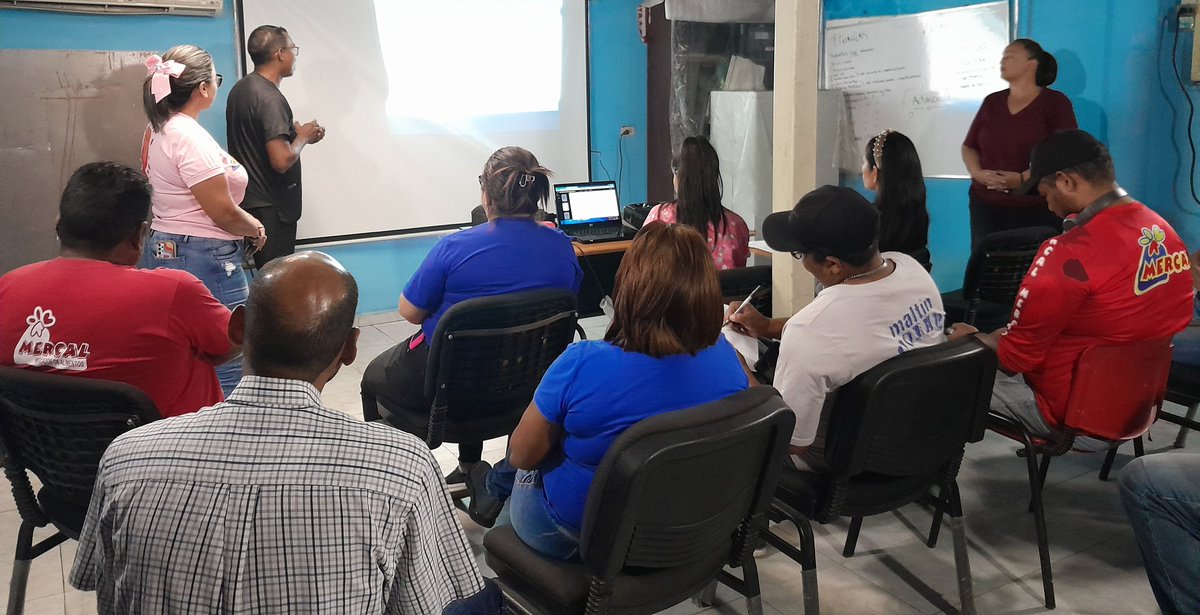 PorAmorAFalcon's tweet photo. #Falcón || Trabajadores de @MercalOficial se reúnen en conversatorio "Conciencia Misionera", donde se conversó sobre el Bicentenario de la Batalla de Junín, en la que los patriotas se enfrentaron a los realistas, sellando la victoria.
#PuebloSonrienteYEnPaz https://t.co/b8crSahpaI