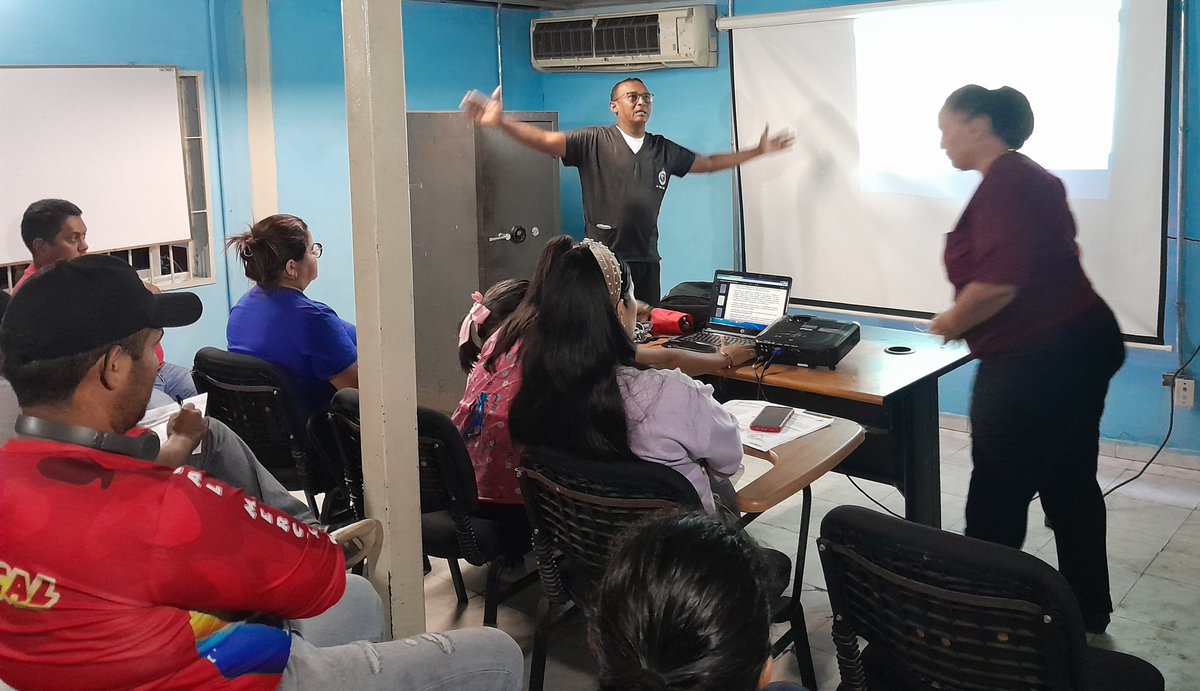 PorAmorAFalcon's tweet photo. #Falcón || Trabajadores de @MercalOficial se reúnen en conversatorio "Conciencia Misionera", donde se conversó sobre el Bicentenario de la Batalla de Junín, en la que los patriotas se enfrentaron a los realistas, sellando la victoria.
#PuebloSonrienteYEnPaz https://t.co/b8crSahpaI