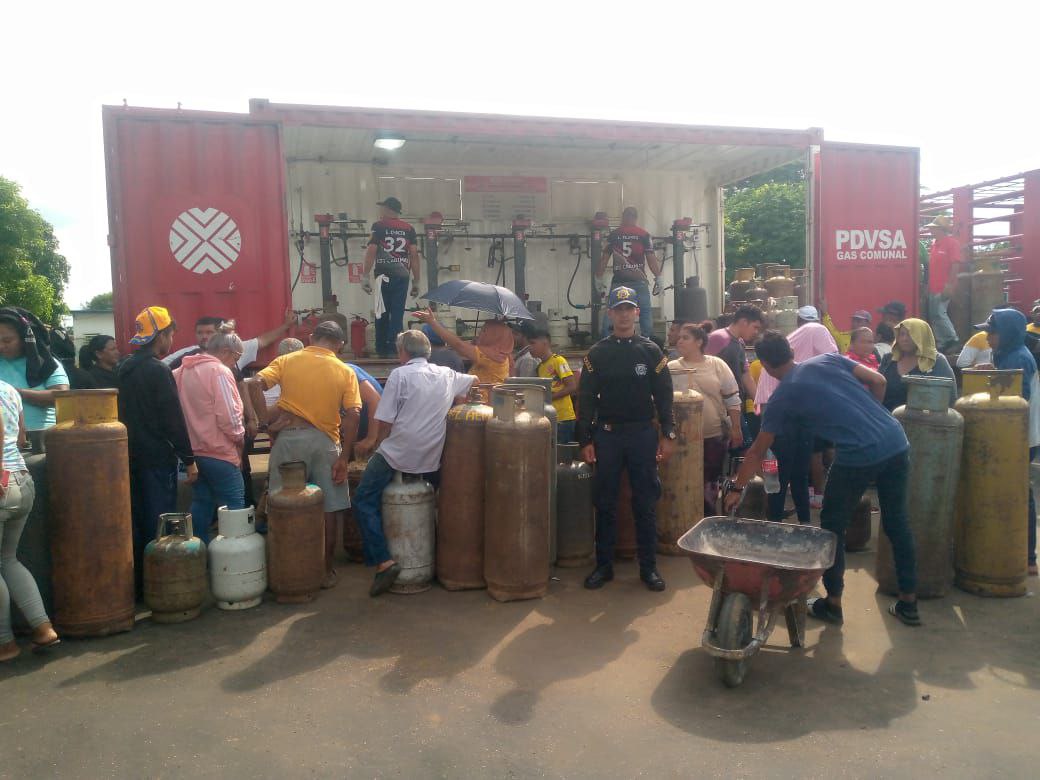 Resguardamos el orden y la seguridad durante el llenado de bombonas de gas, donde fueron beneficiadas más de 200 familias del sector El 56, parroquia Andrés Bello, municipio La Cañada de Urdaneta.

Centro de Coordinación Policial La Cañada