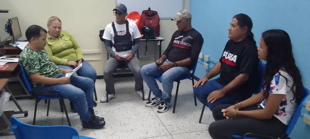 Beath1995's tweet photo. En @Yar27Mc las organizaciones tienen un espacio para el encuentro y el debate,
aquí los buenos amigos del Frente Francisco de Miranda, colocan en debate sus
actividades…
#PuebloSonrienteYEnPaz
¡Vamos!
@Gabrielasjr
@LarosaInfove
@InfocentroOce https://t.co/Q9Q2CovjLa