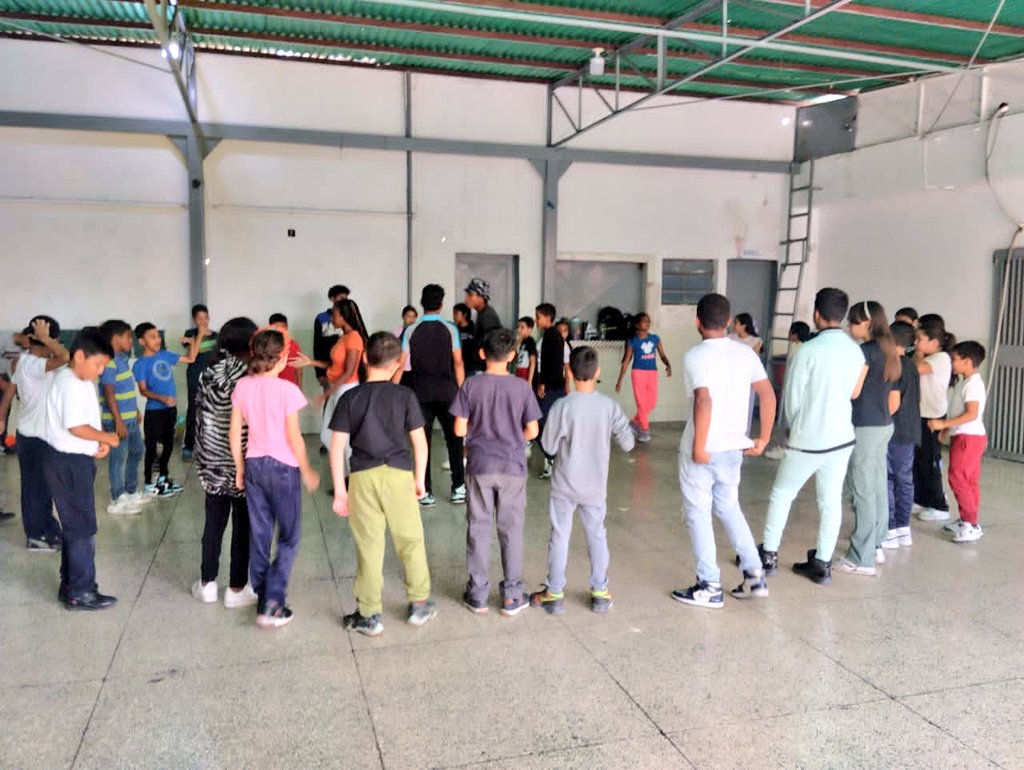 Nuestros niños y niñas continúan disfrutando de sus Vacaciones Felices y en Paz desde la <a href="/UENSucre/">Unidad Educativa Nacional Sucre</a> en la Parroquia Sucre de Caracas con el Plan Vacacional "Agosto de Escuelas Abiertas 2024" 🥳 
#PuebloSonrienteYEnPaz
<a href="/_LaAvanzadora/">Yelitze Santaella</a> <a href="/gracielamarilis/">Graciela Rapisarda</a> <a href="/gestionperfecta/">Carmen Meléndez</a>