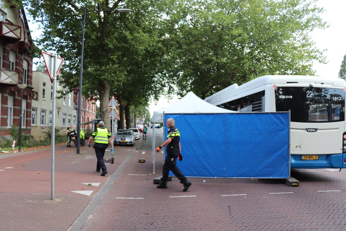 martindamen58's tweet photo. #Amsterdam-Oost. 19-jarige #motorrijder is donderdagmiddag om 17.40 uur onder #buslijn 22 van #gvb terecht gekomen. Het ongeval gebeurde op de #Veelaan. Toegesnelde hulpdiensten konden niets meer beteken. De jongeman #overleed ter pl. Buschauffeur ongedeerd. #PD #politieonderzoek https://t.co/SYKRu0ZuAL