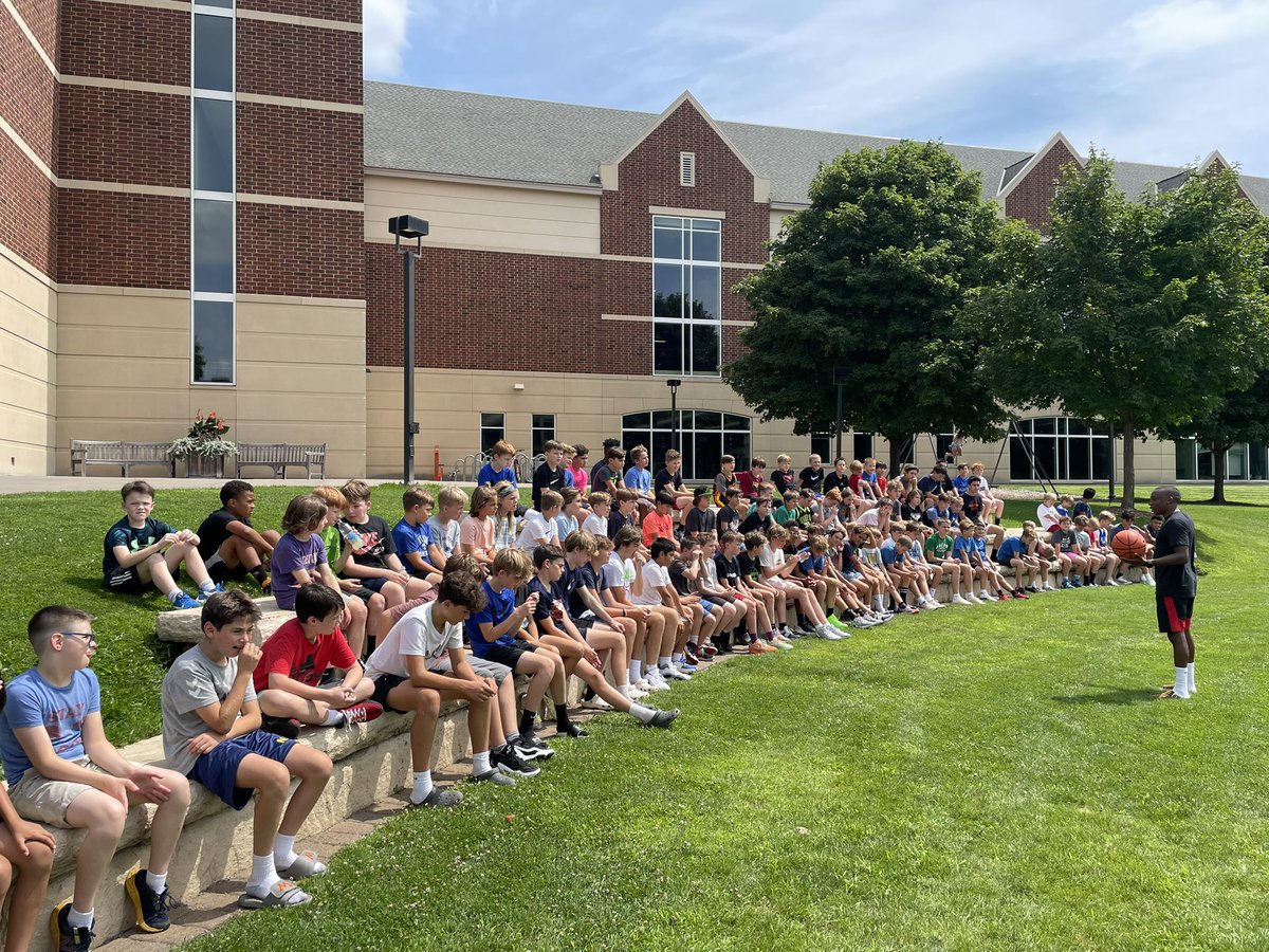 CoachCamJ0nes's tweet image. Thank you to @AbeWoldeslassie & @MacalesterMBB for allowing me to coach this week at camp. Also for the opportunity to speak to the campers about the great things happening with the @HMBoysBB program! 🏀