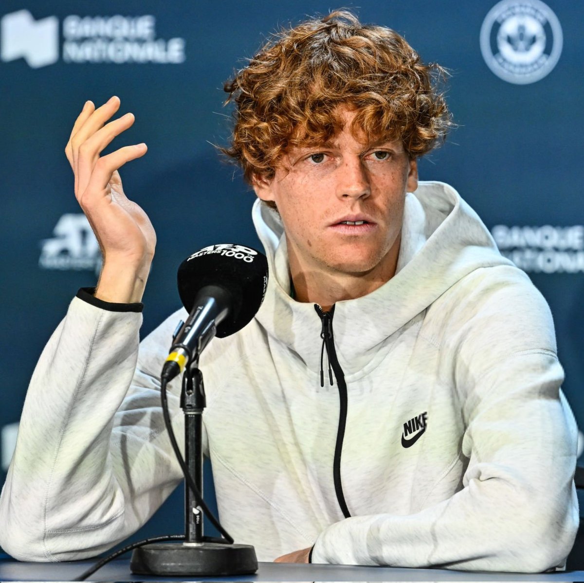 Ho chiesto a Jannik Sinner 🇮🇹 se non sia un po' STUFO di questa continua retorica del 'Sinner che non si sente abbastanaza italiano', 'che non fa lo sforzo in più per andare a Parigi', ecc, dopo tutto quello che hai già fatto per il tennis italiano 🗣

"È una domanda a cui non