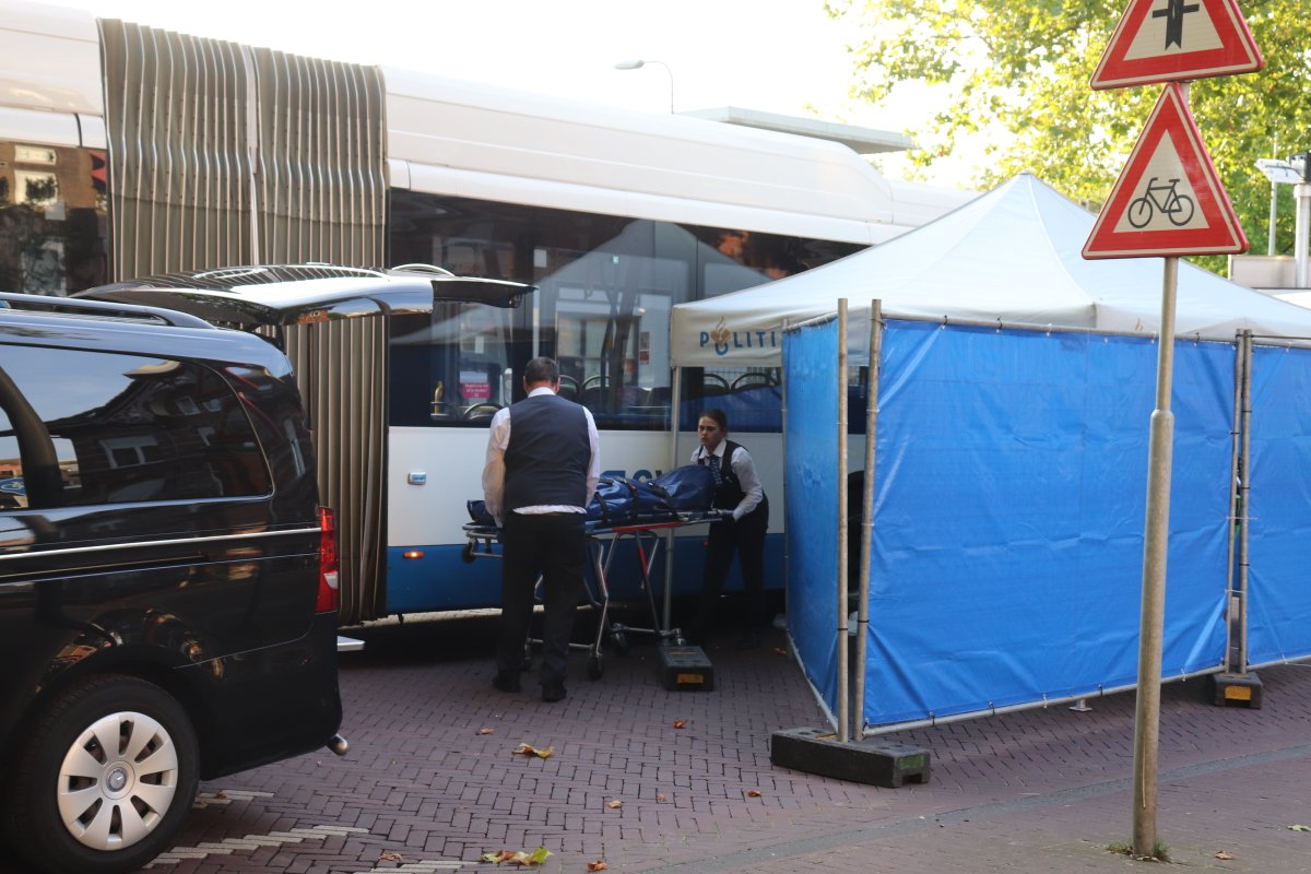 martindamen58's tweet photo. #Amsterdam-Oost. 19-jarige #motorrijder is donderdagmiddag om 17.40 uur onder #buslijn 22 van #gvb terecht gekomen. Het ongeval gebeurde op de #Veelaan. Toegesnelde hulpdiensten konden niets meer beteken. De jongeman #overleed ter pl. Buschauffeur ongedeerd. #PD #politieonderzoek https://t.co/SYKRu0ZuAL