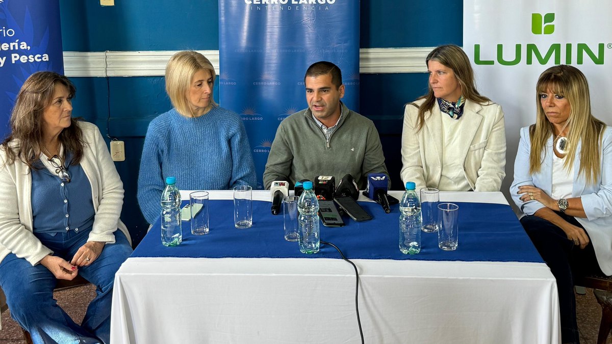 MGAPUruguay's tweet photo. #HOY en Melo ,  la directora del #MGAP @mfmaldonado_ la subdirectora de #DGDR @mercedesantia, @letilat1 de @unidosxaayudar, Mara Pisano de Lumin y el intendente de @intendenciacl  @jose_yurramendi lanzan el programa Mujeres al Volante en el departamento de Cerro Largo. https://t.co/T9v13srhJo