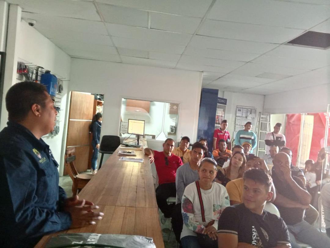 📝 Y desde el Centro de Atención para los Agroproductores, en Barinas, Pequiven llevó a cabo charla "Principios Básicos de la Fertilización".

¡Educando a los agricultores! 🌱🌾

<a href="/PrensaPequiven/">Pequiven</a> 
@PR360Consultor 
<a href="/yelacarol/">Yelitza C Vásquez C</a> 

#PuebloSonrienteYEnPaz