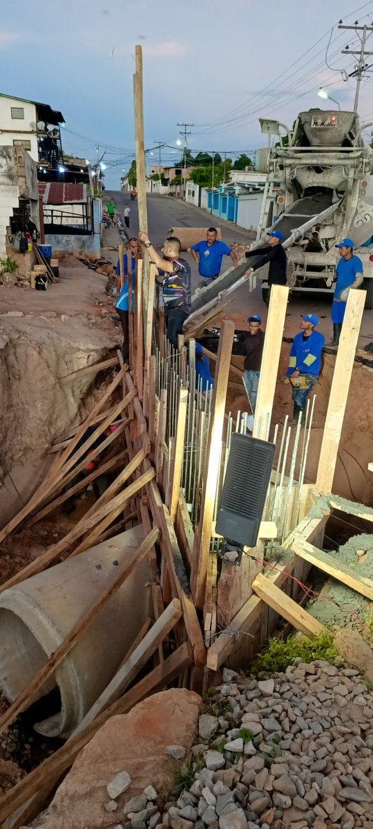 Sergio Hernandez (@comandosergioh) on Twitter photo Nuestros equipos continúan realizando los trabajos de vaciado de concreto en el puente de Los Coquitos para seguir con las labores de corrección de la falla de borde <a href="/NicolasMaduro/">Nicolás Maduro</a> #PuebloSonrienteYEnPaz 🇻🇪 Nuestros equipos continúan realizando los trabajos de vaciado de concreto en el puente de Los Coquitos para seguir con las labores de corrección de la falla de borde <a href="/NicolasMaduro/">Nicolás Maduro</a> #PuebloSonrienteYEnPaz 🇻🇪